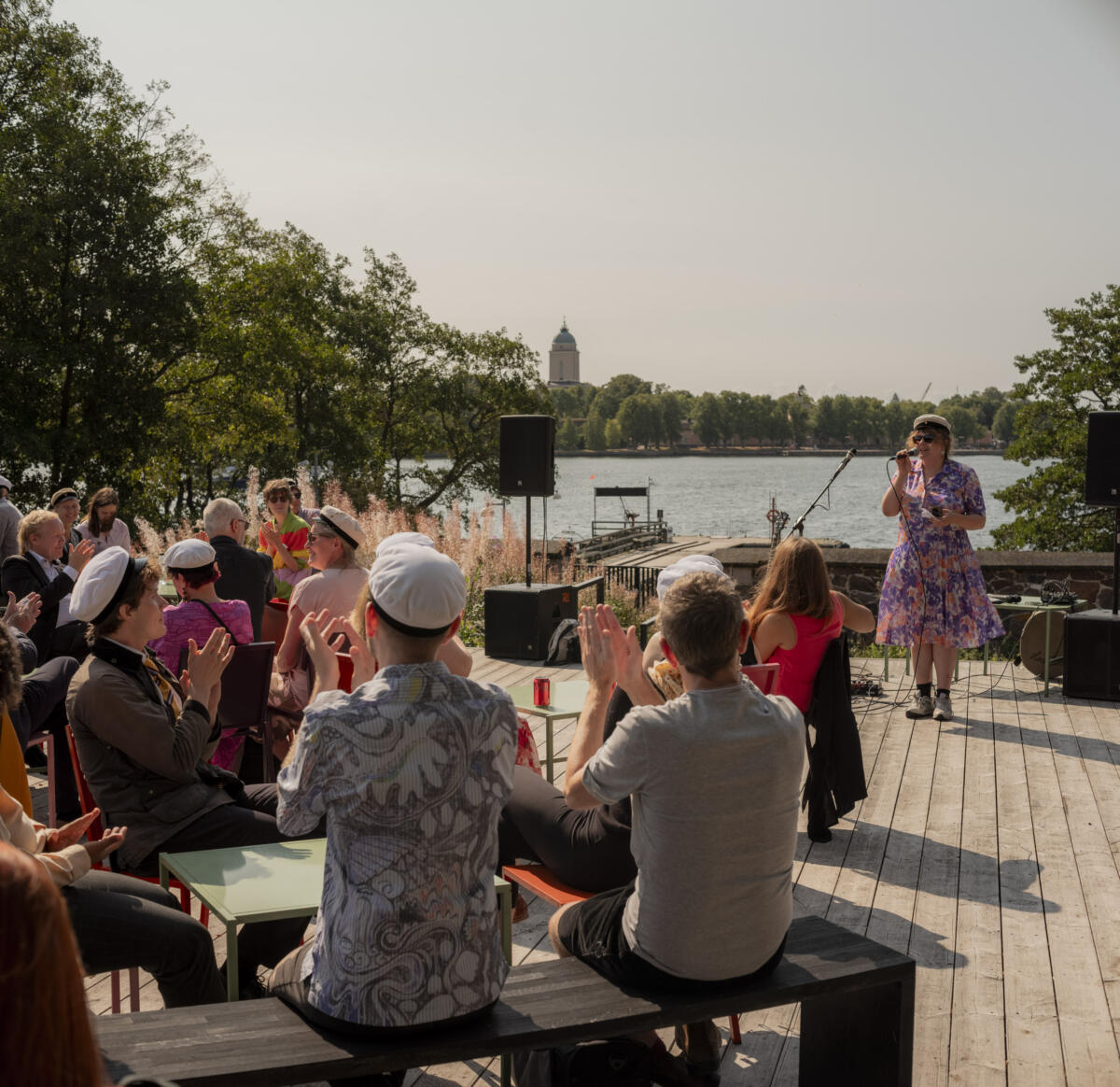 ihmiset taputtavat puheen pitäjälle