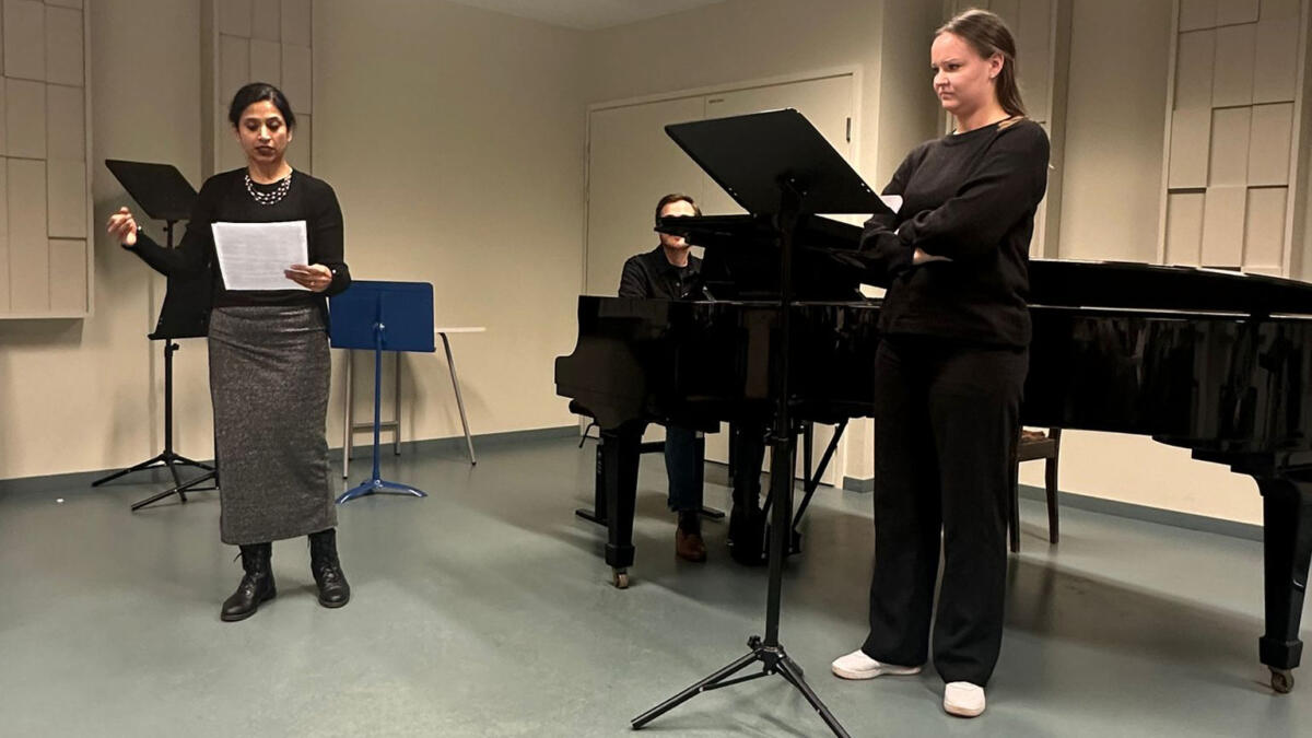 Natasha Loges teaching a Lied duo in a classroom